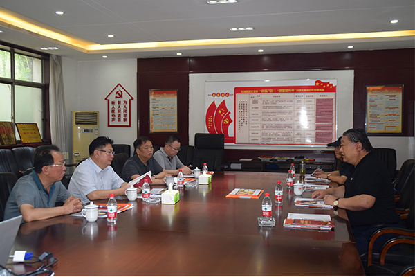 臨汾市市場監(jiān)督管理局局長、非公企業(yè)黨委書記張東紅<br>在科海集團調研非公黨建工作